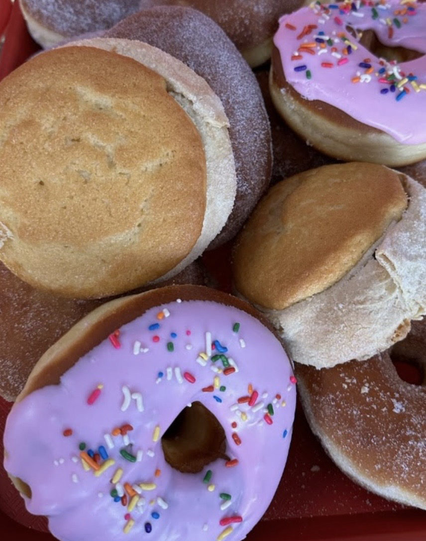 Donas rosas con chispas de colores y donas de azúcar en Espiga De Oro · Pink sprinkle donuts and sugar donuts at Espiga De Oro