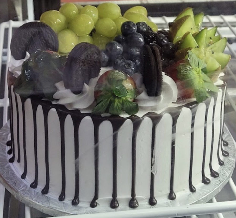 Pastel blanco con chorreado de chocolate, uvas, moras, fresas y galletas · White cake with chocolate drip, grapes, berries, strawberries and cookies