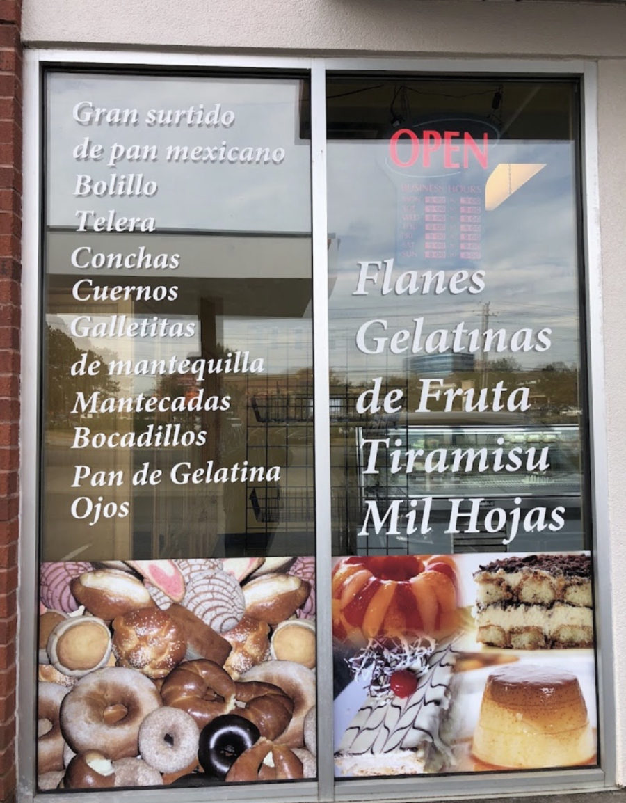 La ventana de Espiga De Oro con la lista de pan y postres · Espiga De Oro's window listing their breads and desserts
